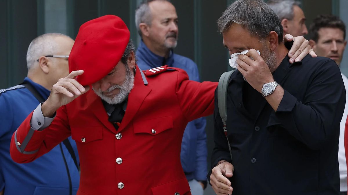 Compañeros de los policías forales fallecidos lloran a la entrada del tanatorio de Pamplona.