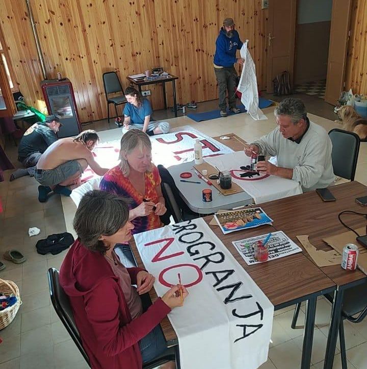 Vecinos de la zona haciendo pancartas contra el proyecto