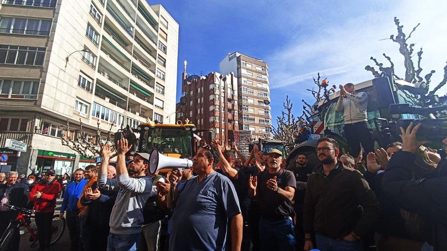 Una tractorada “apolítica” colapsa León capital pese a no contar con el respaldo de las principales organizaciones agrarias