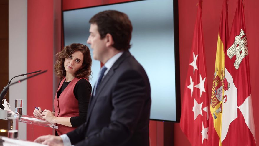 La presidenta de la Comunidad de Madrid, Isabel Díaz Ayuso y el presidente de la Junta de Castilla y León, Alfonso Fernández Mañueco, en una rueda de prensa después de una reunión, en la Real Casa de Correos, a 29 de noviembre de 2021, en Madrid (España).