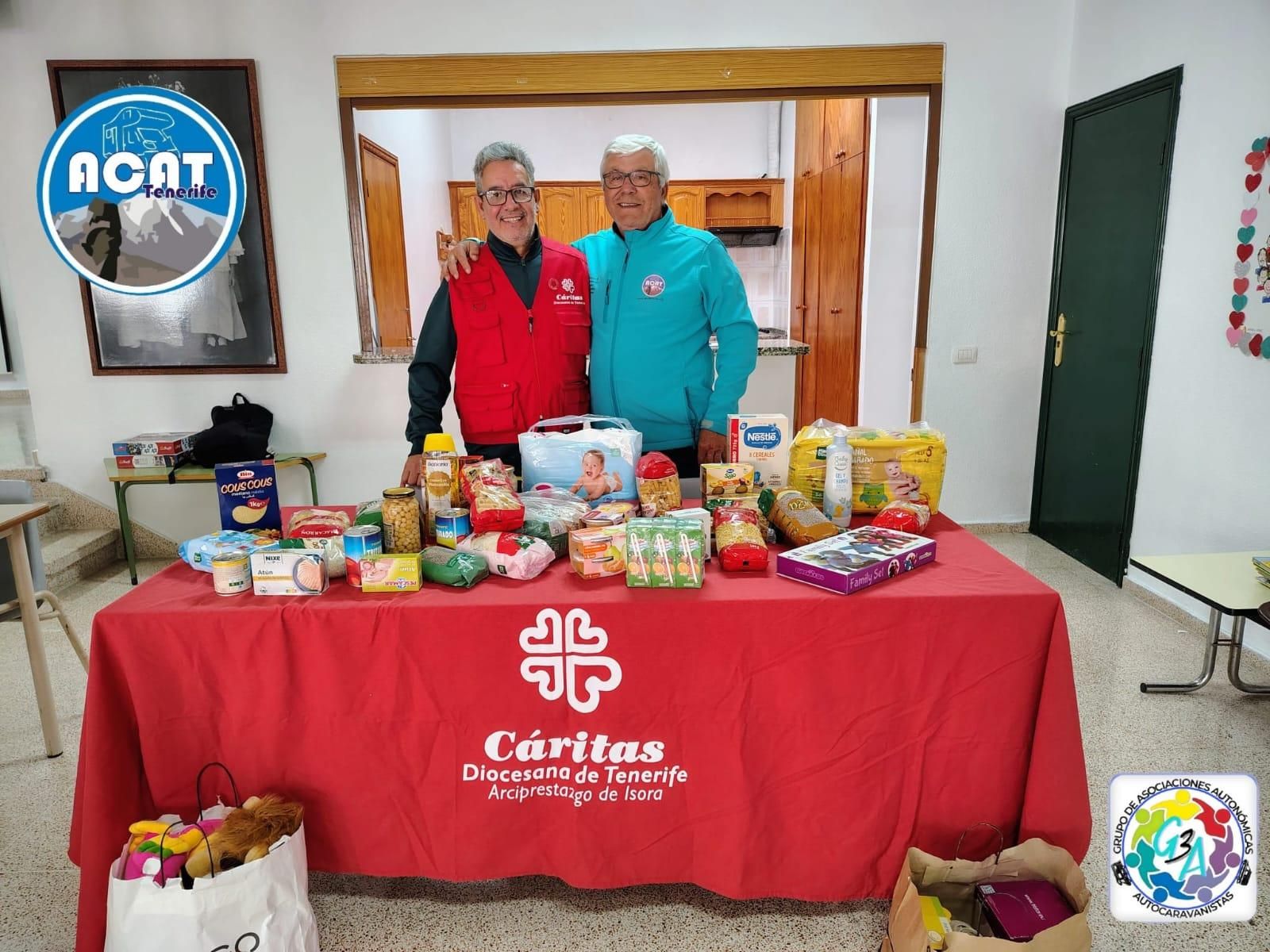 Labor que de reparto de alimentos por parte del Club Ecologista Costa Adeje Tenerife ACAT (de caravanas y autocaravanas).