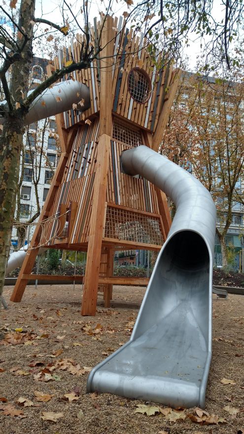 Nueva Plaza España - toboganes