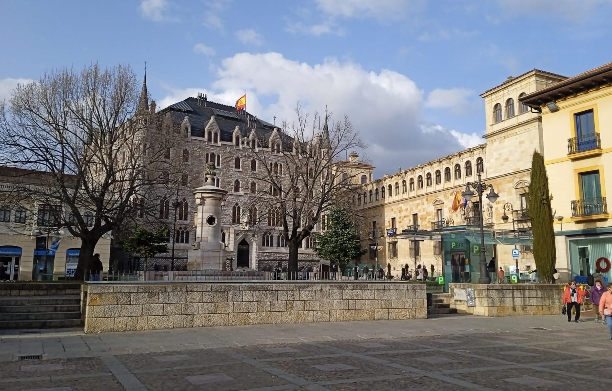 La actual doble altura de la Plaza de San Marcelo, con el acceso al parking a la derecha en una zona de gran sensibilidad patrimonial.