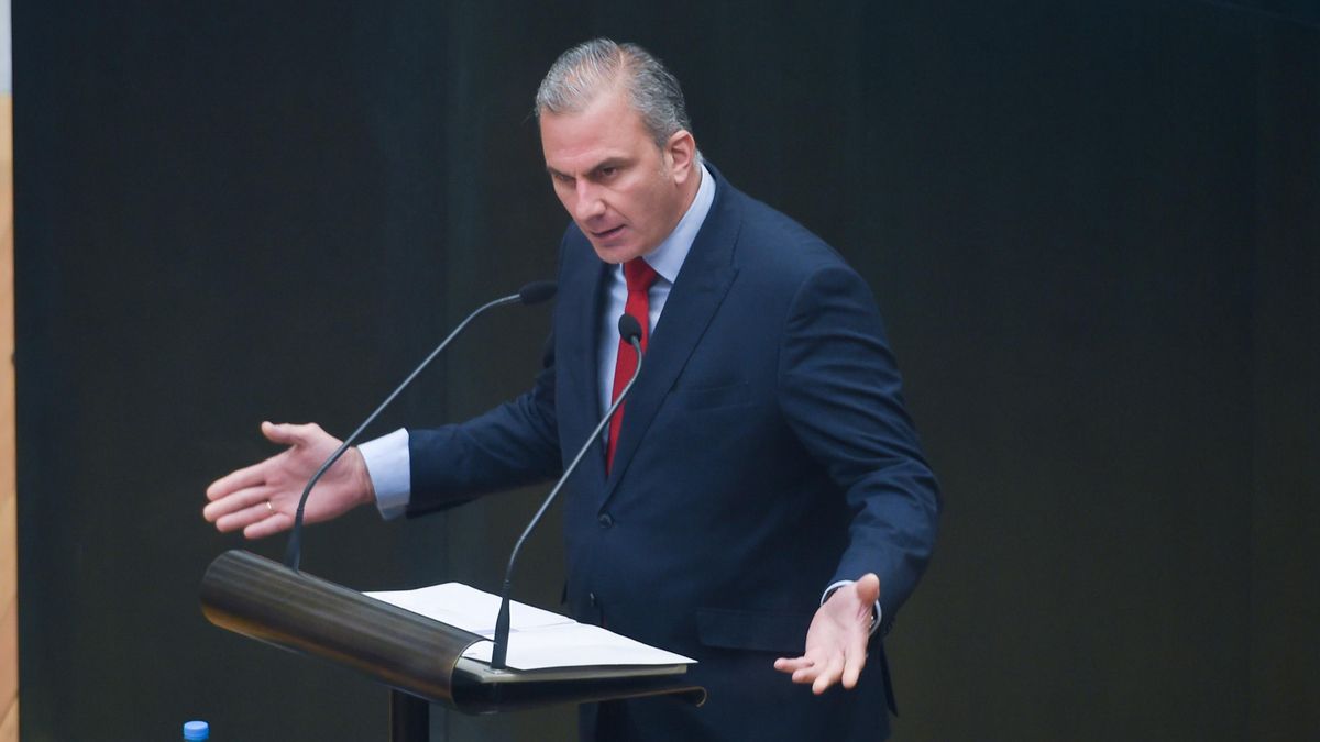 El portavoz de Vox en el Ayuntamiento de Madrid, Javier Ortega Smith, durante un pleno del Ayuntamiento de Madrid, en el Palacio de Cibeles