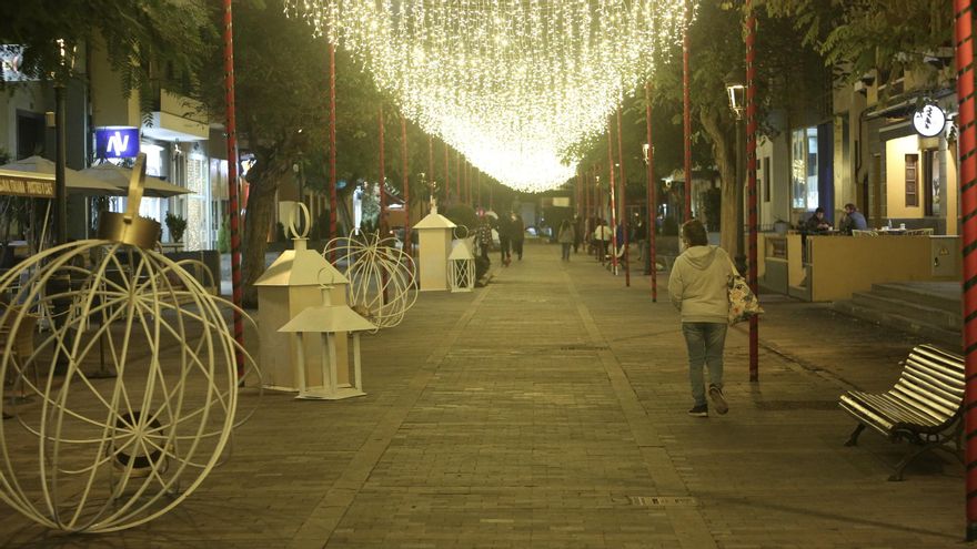Cae la noche en Los Llanos de Aridane en una jornada con el volcán dormido. (ALEJANDRO RAMOS)