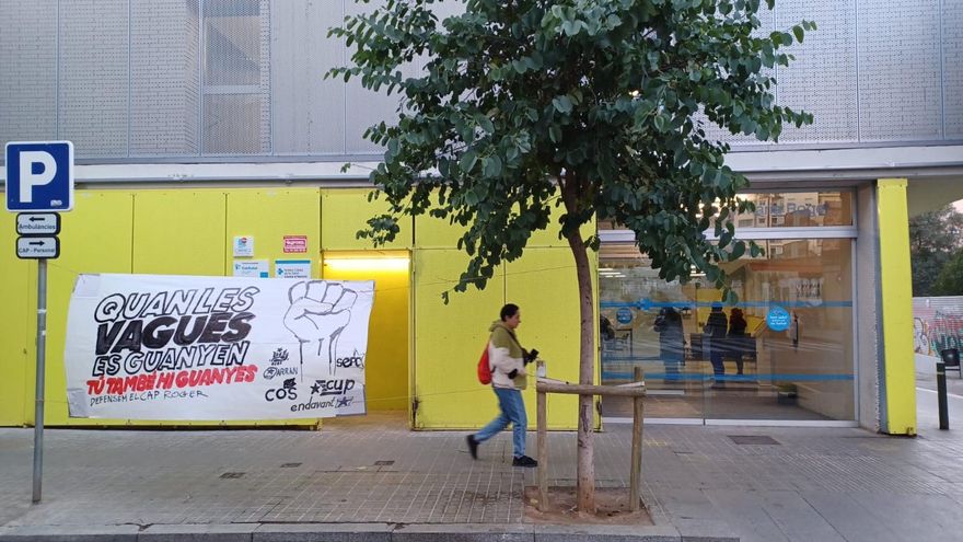 Aspecto del CAP Roger, del barrio de Sants de Barcelona, a primera hora de este miércoles.