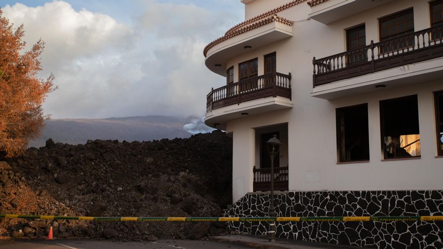 La colada del volcán que alcanzó el barrio de La Laguna bordea una edificación
