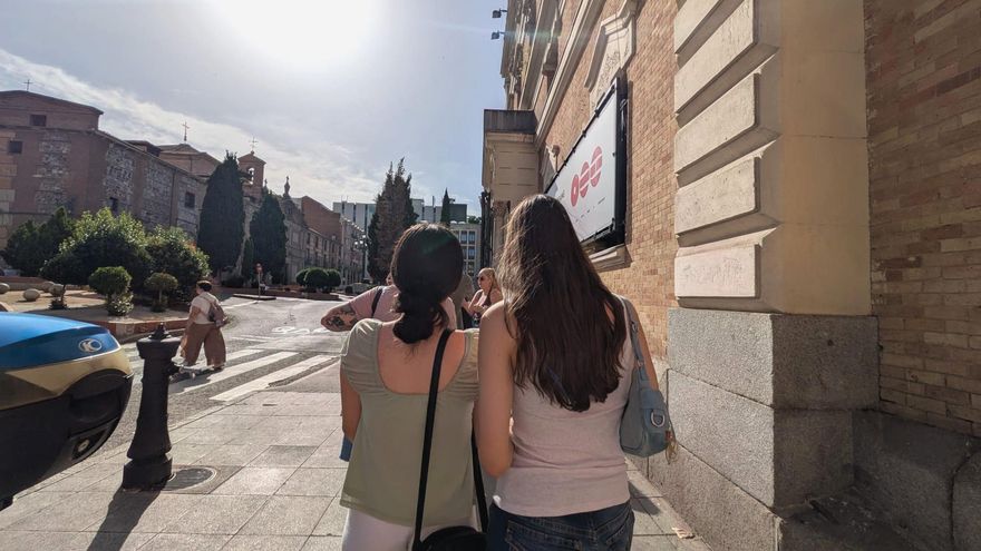 Sofía y Lidia, en la cola para hacerse con su Army Bomb.