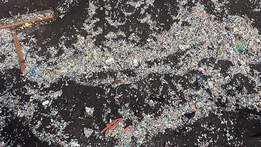 Microplásticos encontrados en la costa de El Porís, en Tenerife