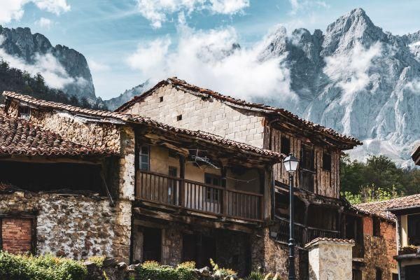 Casas de piedra con detalles en madera que conservan la estética tradicional.