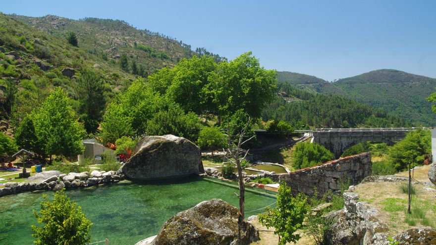 Por qué lo llaman la 'Suiza de Portugal': el valle glaciar con puentes romanos y una playa fluvial