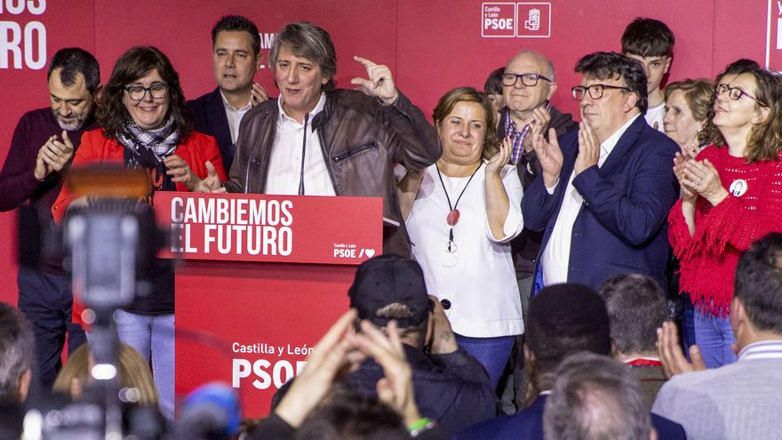 El candidato socialista a la presidencia de Castilla y León, Carlos Martínez, comparece ante los medios tras conocer los resultados electorales, hoy domingo en la sede socialista de Soria.