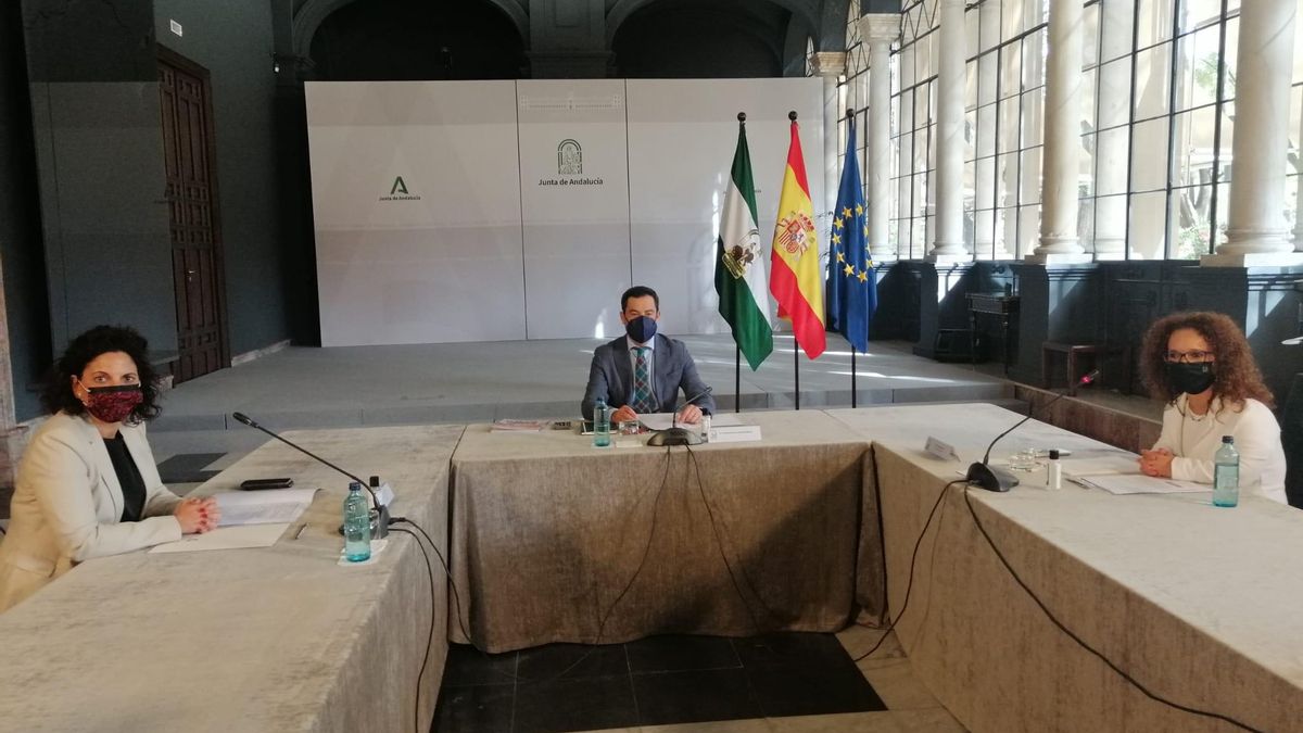 Archivo - El presidente de la Junta, Juanma Moreno, en una imagen de julio de una reunión con Cermi (Comité de Entidades Representantes de Personas con Discapacidad de Andalucía).