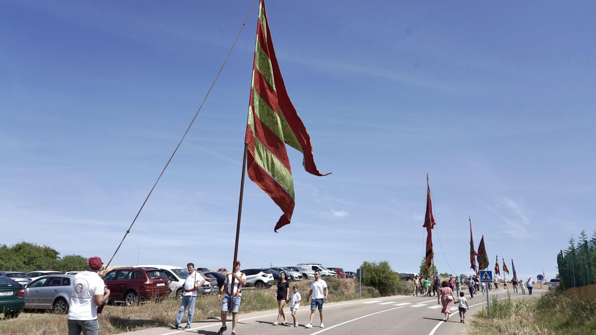 Celebración de la XXXII Fiesta de la Sobarriba, con la procesión de los Santos Patronos de cada localidad del municipio de Valdefresno.