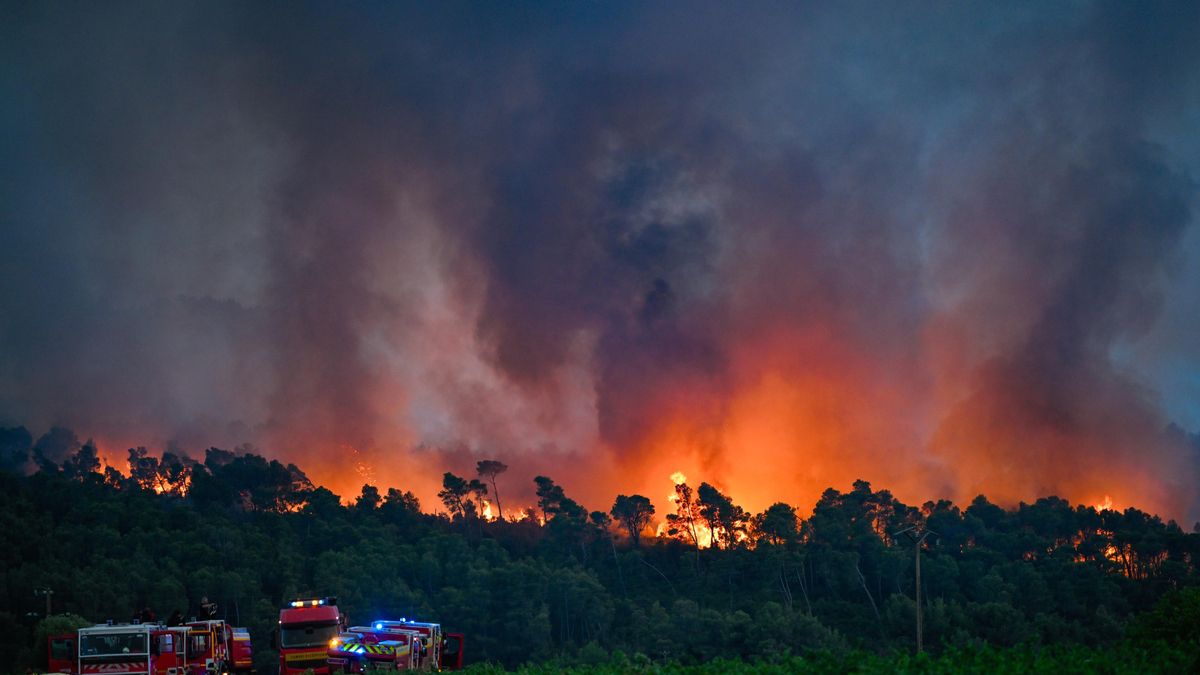 Los bomberos luchan contra las llamas cerca de Narbona (Francia).