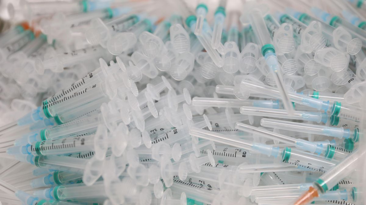 Varias dosis de la vacuna de Pfizer en el dispositivo puesto en marcha para vacunar contra el coronavirus, foto de recurso