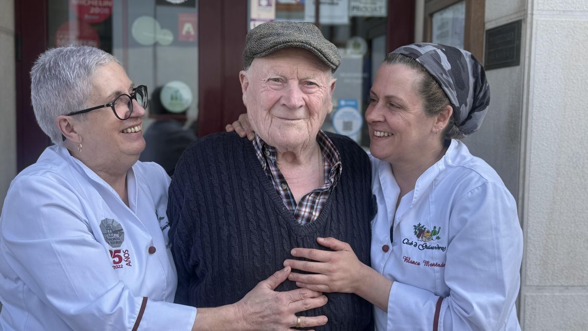 Mayte, Manolín y Blanca en la puerta de Casa Lula
