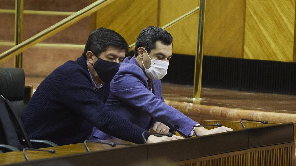 El vicepresidente de la Junta, Juan Marín, (i) y el presidente de la Junta, Juanma Moreno, (d) votan durante la Sesión parlamentaria ordinaria del Parlamento de Andalucía, a 23 de diciembre de 2021 en Sevilla (Andalucía, España)
