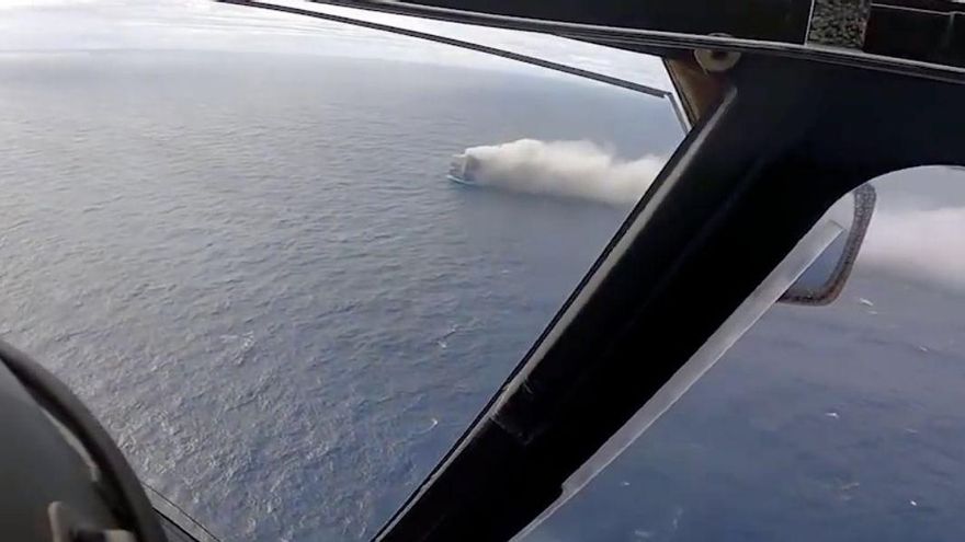 VÍDEO | Un buque cargado de coches de alta gama, en llamas y a la deriva en el Atlántico, cerca de Canarias