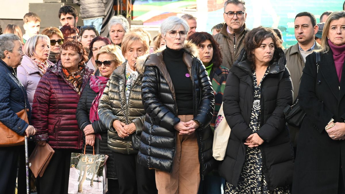 Un grupo de personas durante la concentración en la Herriko Plaza de Barakaldo