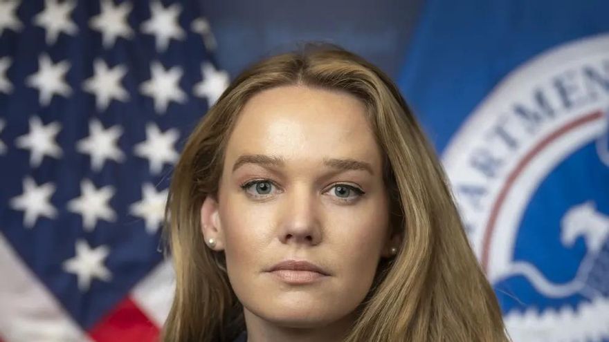 La portavoz de la represión migratoria de Trump abandona su puesto en el Departamento de Seguridad Nacional en plena ola contra el ICE