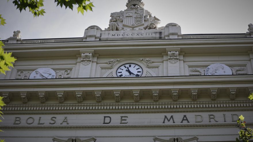 Parte superior de la fachada del edificio de la Bolsa de Madrid