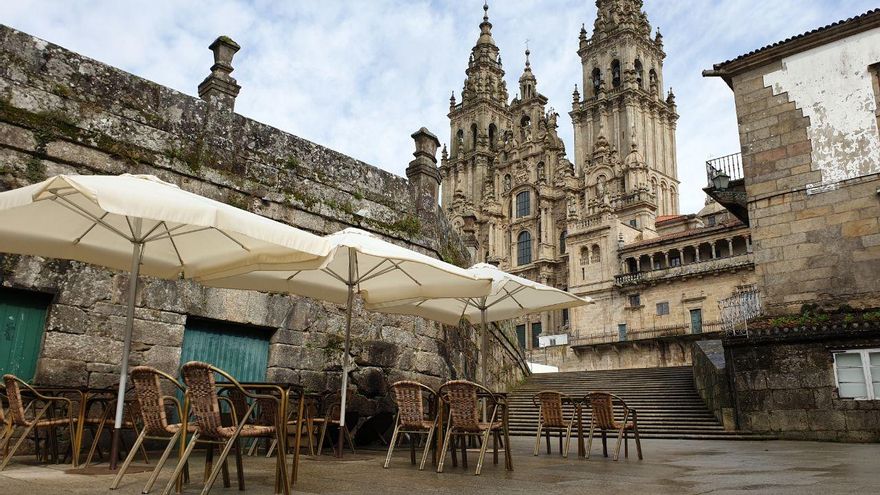 Terraza vacía, frente a la catedral de Santiago