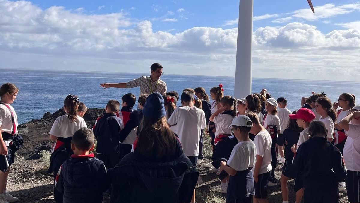 Escolares del Colegio Sagrada Familia Nazaret  durante su visita al Aeropuerto de La Palma.