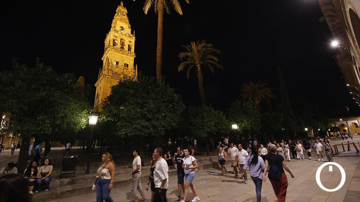 Turistas visitando de noche la Mezquita Catedral en el Día del Patrimonio