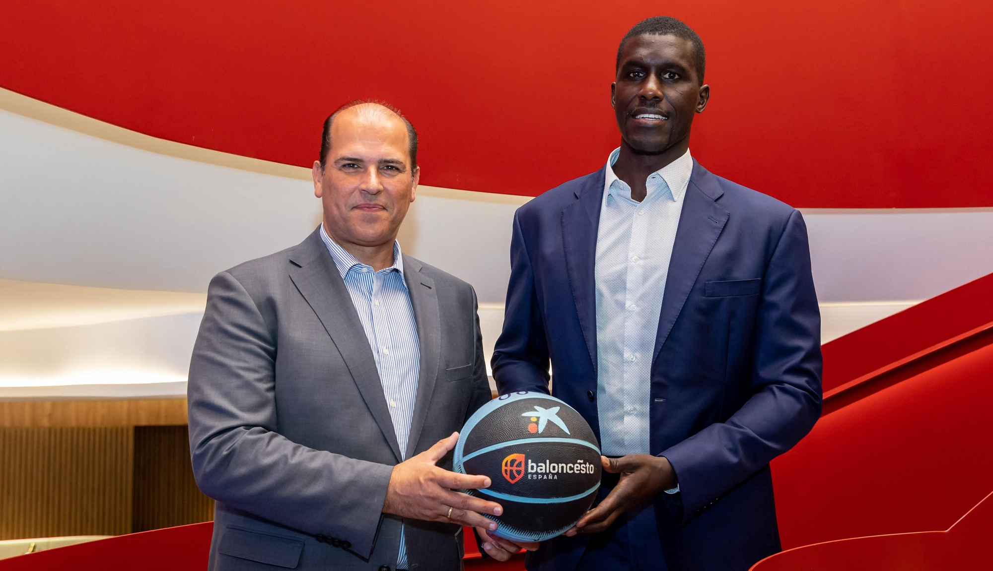 Manuel Afonso y Sitapha Savané durante la presentación del ptrocinio.