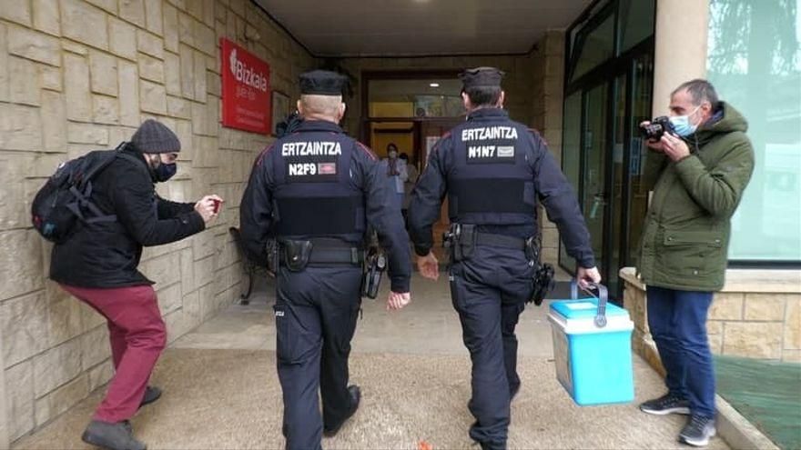 Una patrulla de la Ertzaintza entrega las vacunas en la residencia pública de Elorrio