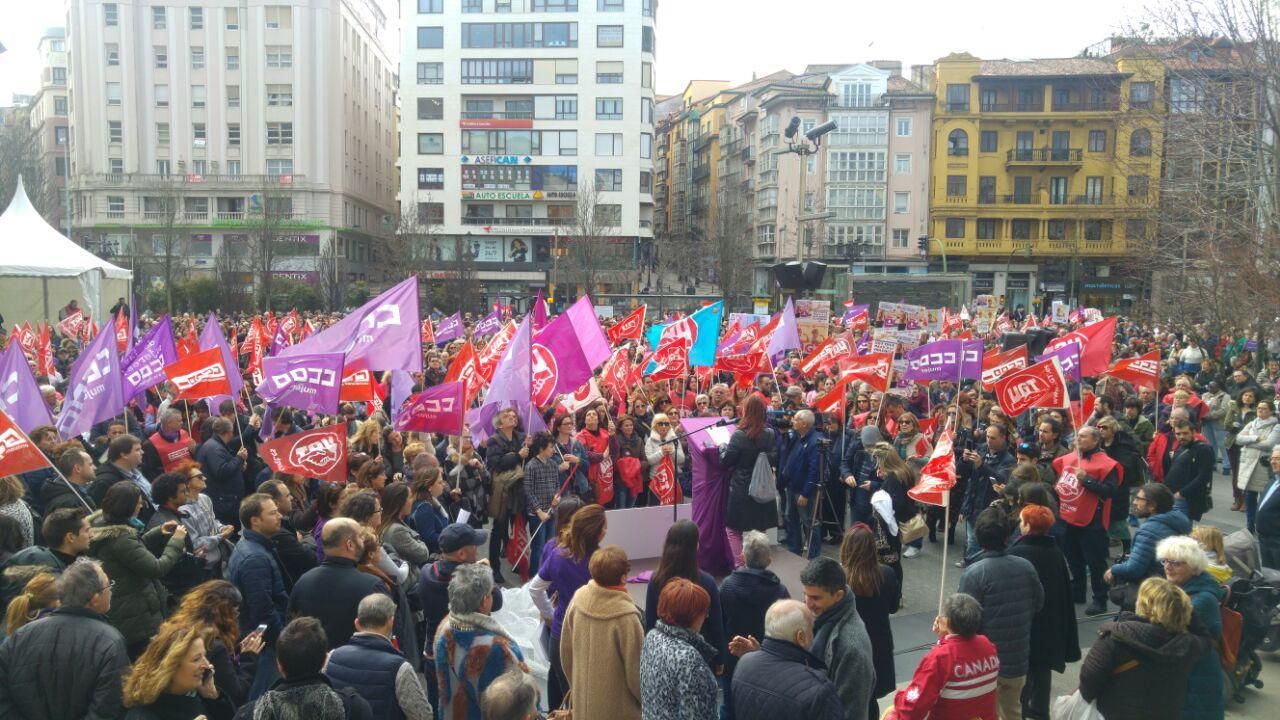 Concentración en la plaza del Ayuntamiento de Santander. | RUBÉN VIVAR