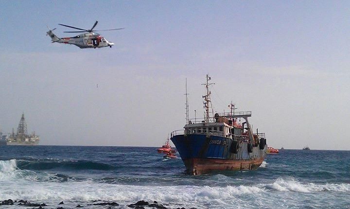 Labores para intentar retirar el buque encallado 'Lian Run'. Ángel Sarmiento.