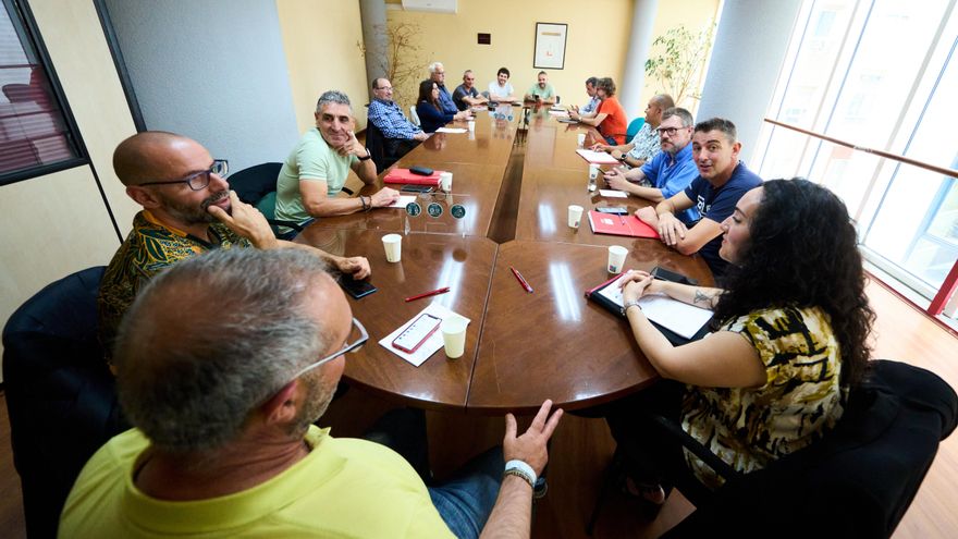 Representantes de los sindicatos y de la patronal del metal durante una reunión en ORECLA.