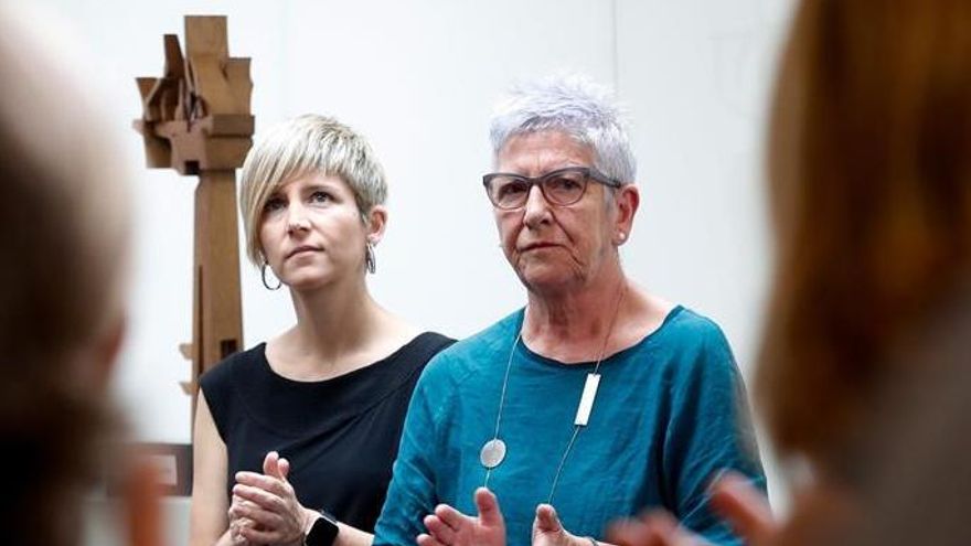 La viuda y la hija del exgobernador civil de Guipúzcoa, Juan María Jáuregui, respectivamente, Maixabel Lasa (d), y María Jáuregui (i), participan en un acto de recuerdo celebrado este lunes en las Juntas Generales de Gipuzkoa al cumplirse 19 años de su asesinato por ETA.