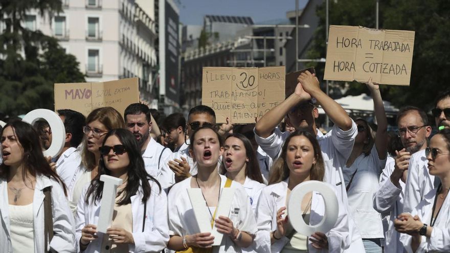 Vista de la concentración por la Huelga de médicos convocada por los sindicatos CESM y SMA el viernes frente al Congreso de Los Diputados.