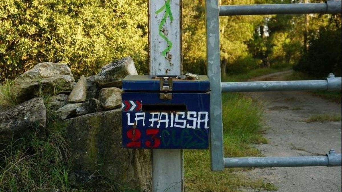 A postbox marks the entrance to the medieval farmhouse La Paissa. Currently occupied by more than a dozen people.