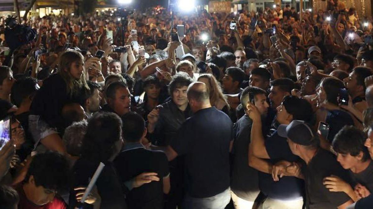 Milei desembarcó en Mar del Plata entre fanáticos, insultos y promesas en la previa de La Derecha Fest