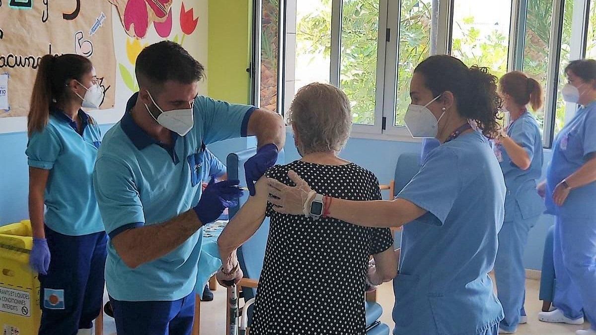 Usuarios de la Residencia Virgen del Rosario de Roquetas de Mar (Almería) reciben la tercera dosis de vacuna contra el covid-19.