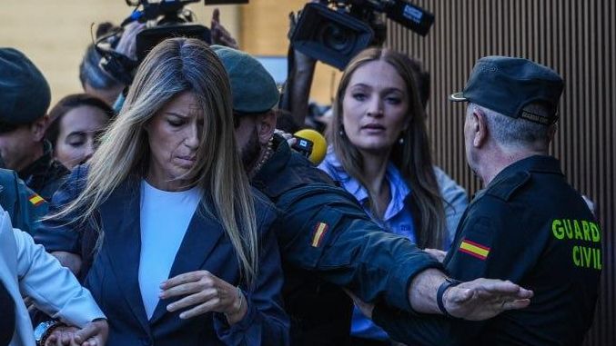 La periodista Maribel Vilaplana, a su entrada al juzgado de Catarroja.
