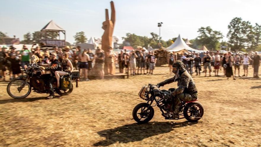 Varios de los asistentes al Wacken Open Air (W:O:A), el mayor festival mundial de heavy metal, en Wacken, Alemania.