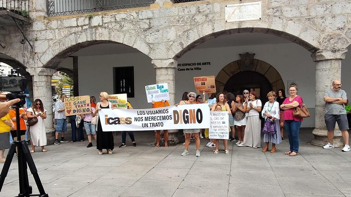 La plantilla del CAD de Laredo busca elevar al Parlamento su conflicto laboral por falta de personal y de revisión de ratios