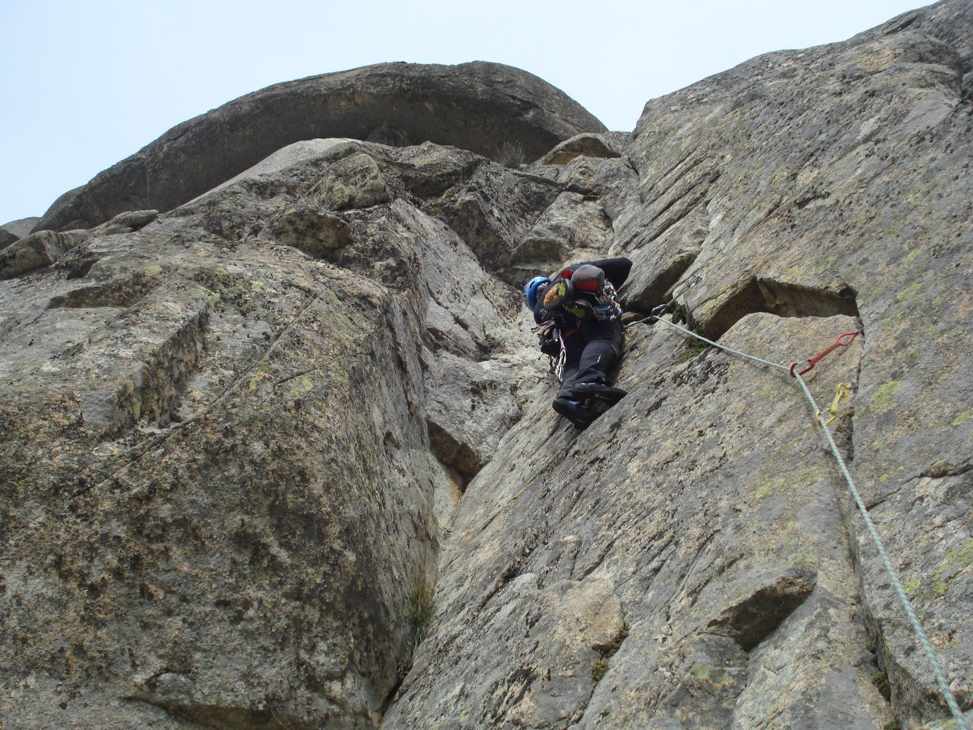 Primer largo  de la vía ‘Yatra’ al Cancho Gordo (30m/6a).
