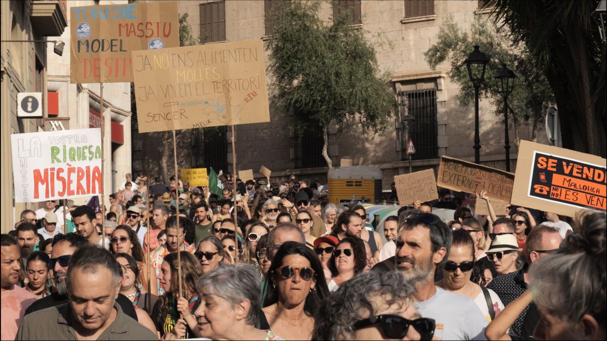 Suportant el paradís llega a los cines tras un verano de intensas movilizaciones contra la saturación turística en Mallorca.