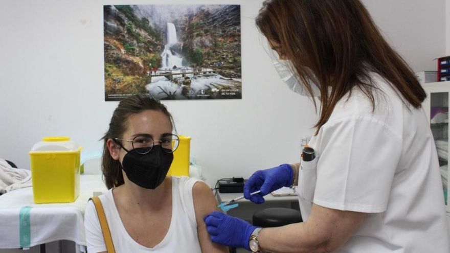 Castilla-La Mancha supera el millón vacunados con pauta completa mientras la incidencia crece más de 100 puntos en menores de 30