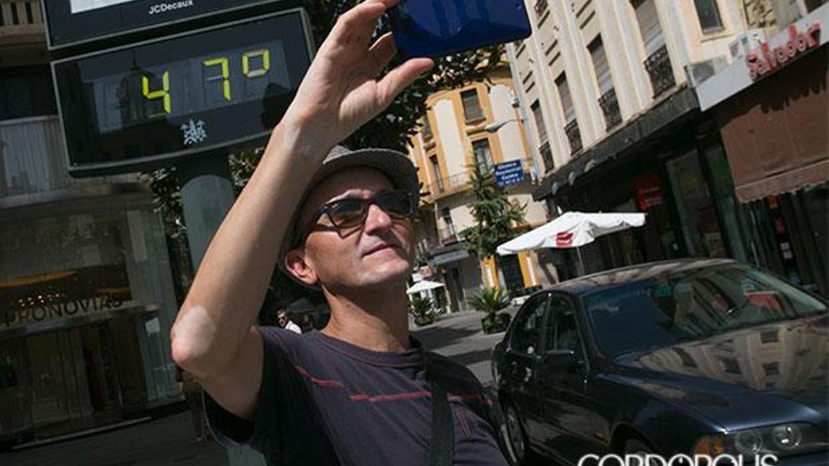 AlertaCalor7 - Un turista se hace un 'selfie' con un termómetro desbocado en Cruz Conde | MADERO CUBERO