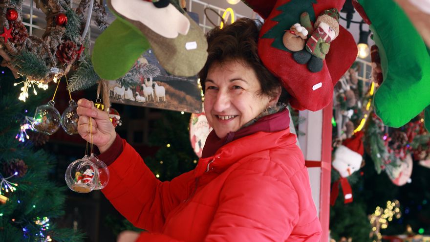 Los que llevan cinco décadas vendiendo belenes, árboles y bromas en la Plaza Mayor de Madrid
