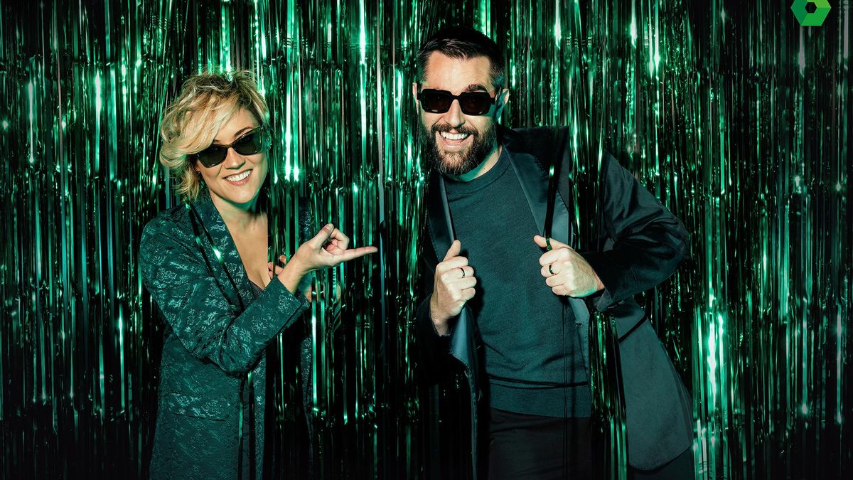 Cristina Pardo y Dani Mateo posan a lo 'Matrix' para las Campanadas 2021-2022 de laSexta