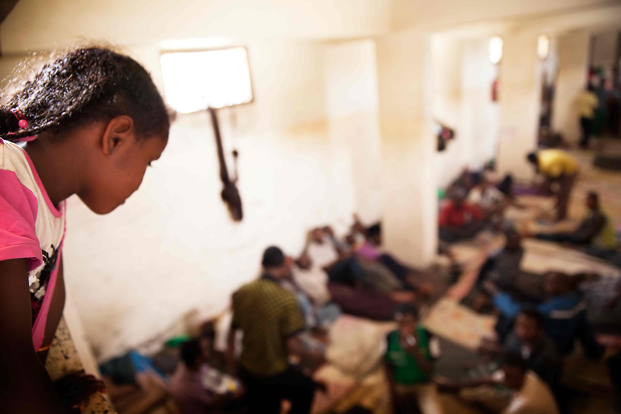 Una niña observa a otros de sus compañeros en el centro de detención de Saná/ Copyright: Anna Surinyach/MSF