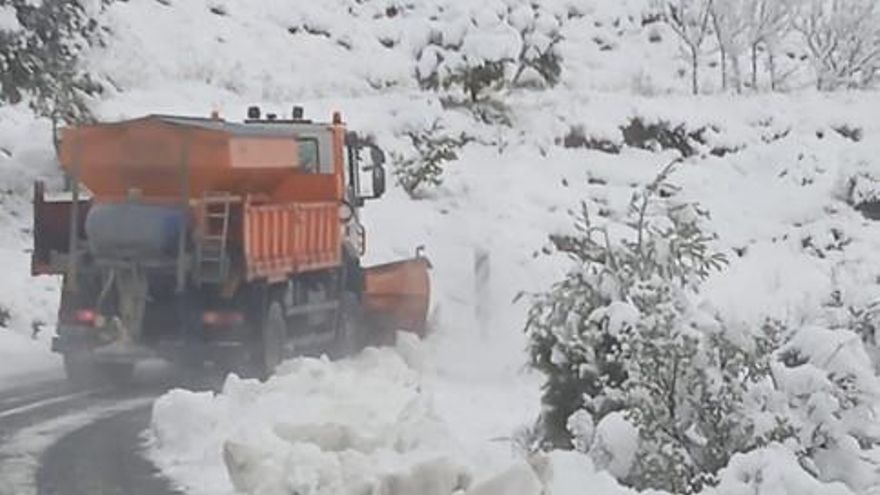 Nieve en las carreteras: cadenas en Peña Hincada, Montenegro y La Pradilla